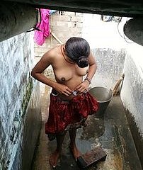 Indische Frau upon der Dusche