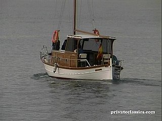 Monique und Sophie Have a Animalistic Fourway auf einem Boot