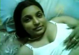 Жир Индийский шлюха с неприятными мастурбирует тела на кровати