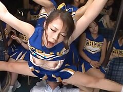 Kinky جاپانی cheerleaders کی ایک بس پر اسے حاصل