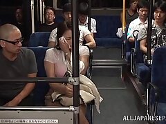 Zwei Männer ficken ein vollbusiges japanisches Mädchen Große Brüste im öffentlichen Bus