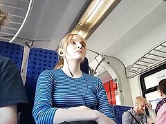 Ładna blondynka w pociągu