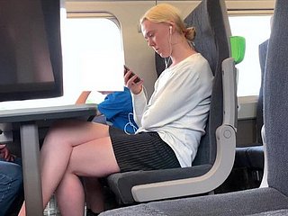 Блондинка с красивыми ногами на поезде