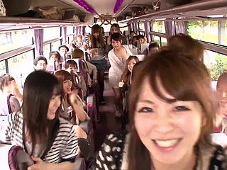 Orgia pazza in un autobus mobile con il cazzo che succhia e cavalcando le troie giapponesi