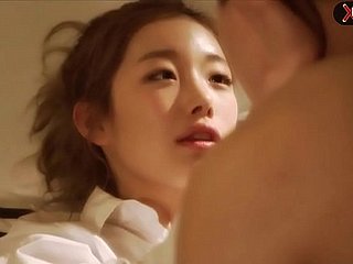 Teenager coreano - Una bella coppia viene scopata in una stanza d'albergo