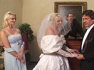 Bride Bride Monroe đồi trụy hút hai boners và thích một DP