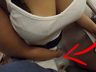 Unbekannte blonde Milf mit großen Titten begann meinen Schwanz in der U-Bahn zu berühren! Das heißt gekleideter Sex?