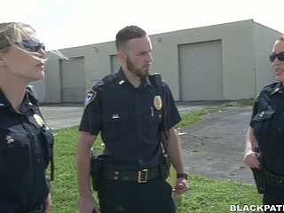 Dua wanita polis light of one's life ditangkap gay blade hitam dan membuatnya menjilat twats
