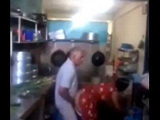 Srilankan Chacha che scopa rapidamente benumbed sua cameriera in cucina