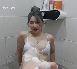 Blowjob Korea di bilik mandi (lebih banyak pellicle dengannya dalam keterangan)