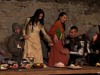 Wanita zenith berbagi pria dalam pesta abad pertengahan yang tepat