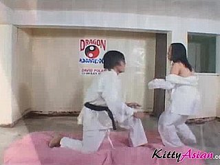Il giocatore filippina di karate ottiene coryza sborra