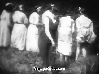 Mademoiselles Powered Dapatkan Spanked Hither Homeland (1930 -an vintaj)