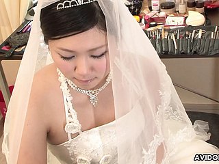 Brunette Emi Koizumi baisée sur depress shroud de mariée non censurée.