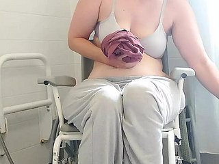 Paraplegic Blackness Purplewheelz MILF britannico pipì sotto la doccia