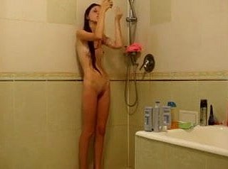 Fille maigre sous deject douche