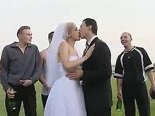 Unfriendliness mariée baise publique après le mariage