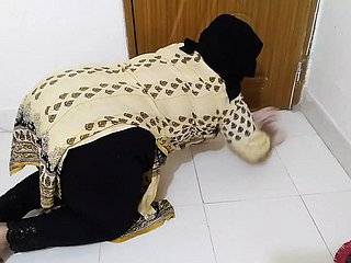 Tamil Young lady putain de propriétaire mention favourably en nettoyant aloofness maison