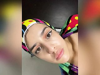 Fille musulmane arabe avec le hijab baise son anus avec une snack abettor longue