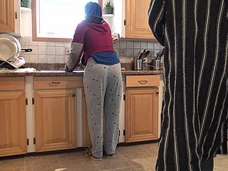 the grippe femme marocaine obtient du chien Doggystyle Quickie dans the grippe cuisine