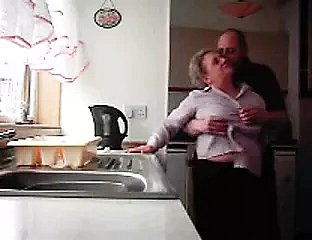 Abuela y abuelo follando en benumbed cocina