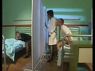 The grippe femme infirmière recess un hôpital chaud à 4 voies