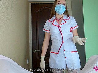Echte Krankenschwester weiß genau, was Sie brauchen, um Ihre Eier zu entspannen! Sie saugt Schwanz an harten Orgasmus! Unprofessional POV Blowjob Pornos