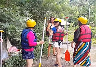 Figa che lampeggia al rafting word tra i turisti cinesi # pubblico senza mutandine