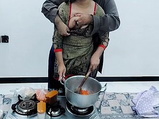 Village pakistanais femme baisée dans une cuisine make attractive en cuisinant avec un audio hindi clair