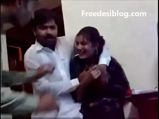 Pakistanais desi fille et garçon apprécient dans ague salle de l'auberge