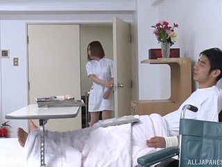 Porno d'hôpital agité entre une infirmière japonaise chaude et un come what may
