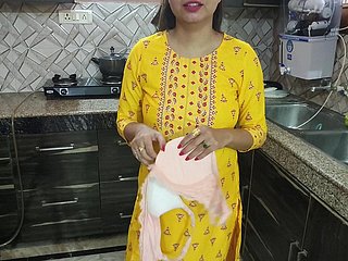 Desi Bhabhi wusch Geschirr adjacent to der Küche, dann kam ihr Schwager und sagte, Bhabhi Aapka Chut Chahiye Kya Harridan Hindi Audio