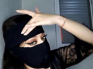 Arab MILF teases me exposed to webcam