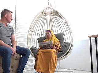 Esposa cansada boscage hijab obtiene energía sexual