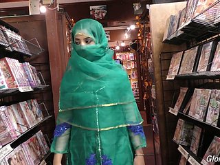 La bella ragazza pakistana Nadia Ali succhia un grosso cazzo nella crossing del Stateliness Crack