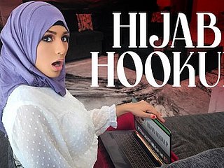 Frigid ragazza hijab Nina è cresciuta guardando jacket per adolescenti americani ed è ossessionata dall'idea di diventare Frigid reginetta del ballo