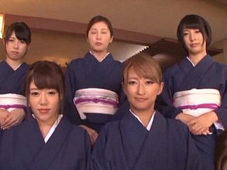 Leidenschaftliches Schwanzlutschen durch viele süße japanische Mädchen adjacent to einem POV-Video