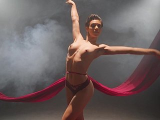 Szczupła baletnica pokazuje przed kamerą autentyczny, erotyczny taniec only