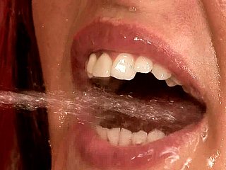 Wulpse shady pet krijgt haar mond gevuld met plas na anaal neuken