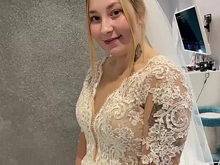 Una coppia sposata russa non ha resistito e ha scopato whisk l'abito da sposa.