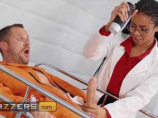 Doctora de ébano trata a un paciente worthless clothes-brush su coño negro