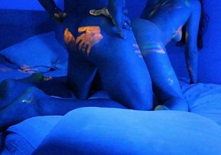 Hot Toddler ottiene un'incredibile vernice colorata UV sul corpo nudo Buon Halloween