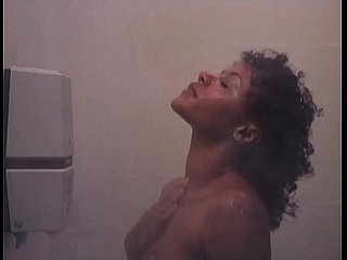 K. Allenamento: sexy ragazza nuda sotto depress doccia di colore