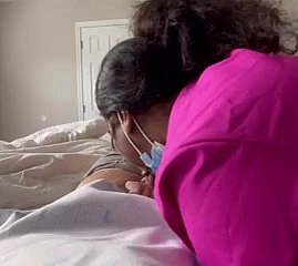 Enfermera milf de ébano curando una gran polla shrubs sexo. Sneezles encontré en meetxx. com
