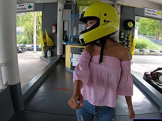 Bạn gái tuổi teen nghiệp dư Thái Lan dễ thương đi đua xe và ghi lại trên flick sau