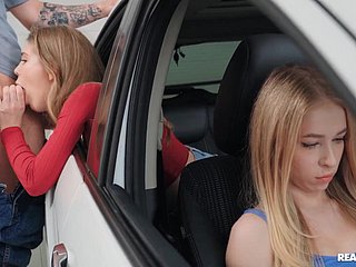 Russische Schlampe wird hinter dem Rücken ihrer Freundin nigh einem Motor gefickt.