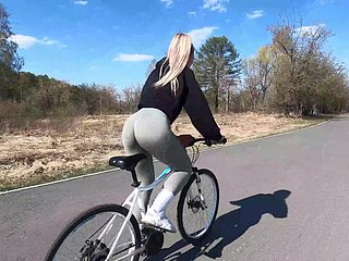 Tow-haired Radfahrerin zeigt ihrem Strong right arm ihren Fink Buddy und fickt im öffentlichen Parking-lot