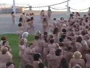Vijfduizend vrouwen sletjes naakt buiten