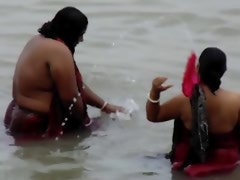 Facendo il bagno nel fiume bella Desi