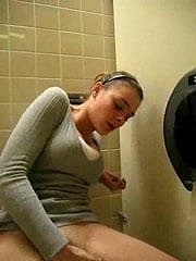 Mädchen Überraschung während des Orgasmus encircling der Urinal !!!